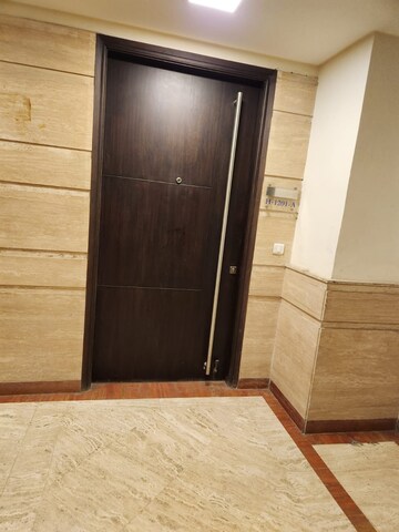 Room in 4 BHK Apartment at DLF The Belaire, Sector 54 – for Rent