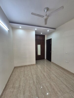 Room in 3 BHK Apartment at Ansal API Esencia, Sector 67 – for Rent