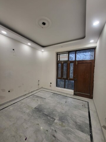 Room in 4 BHK Builder Floor at Green Fields Colony – for Rent