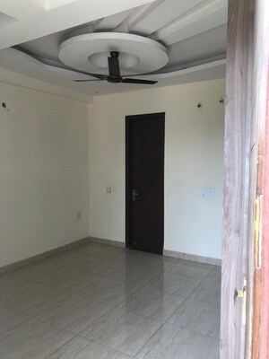 Building Lobby in 2 BHK Builder Floor at Ardee Mall, Sector 52 – for Rent