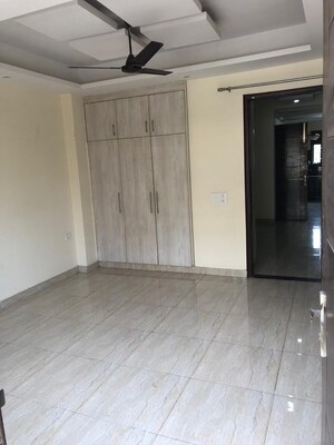 Room in 2 BHK Builder Floor at Ardee Mall, Sector 52 – for Rent