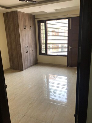 Room in 2 BHK Builder Floor at Ardee Mall, Sector 52 – for Rent