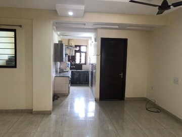 Building Lobby in 2 BHK Builder Floor at Ardee Mall, Sector 52 – for Rent