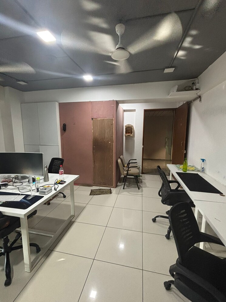 Team Area, shivam-trade-center Commercial Office Space 835 Sq.Ft. In Ambli Ahmedabad 9679440
