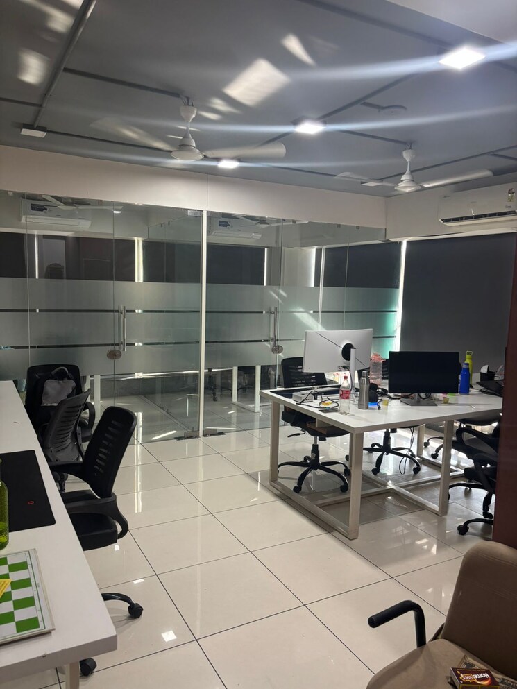 Team Area, shivam-trade-center Commercial Office Space 835 Sq.Ft. In Ambli Ahmedabad 9679440
