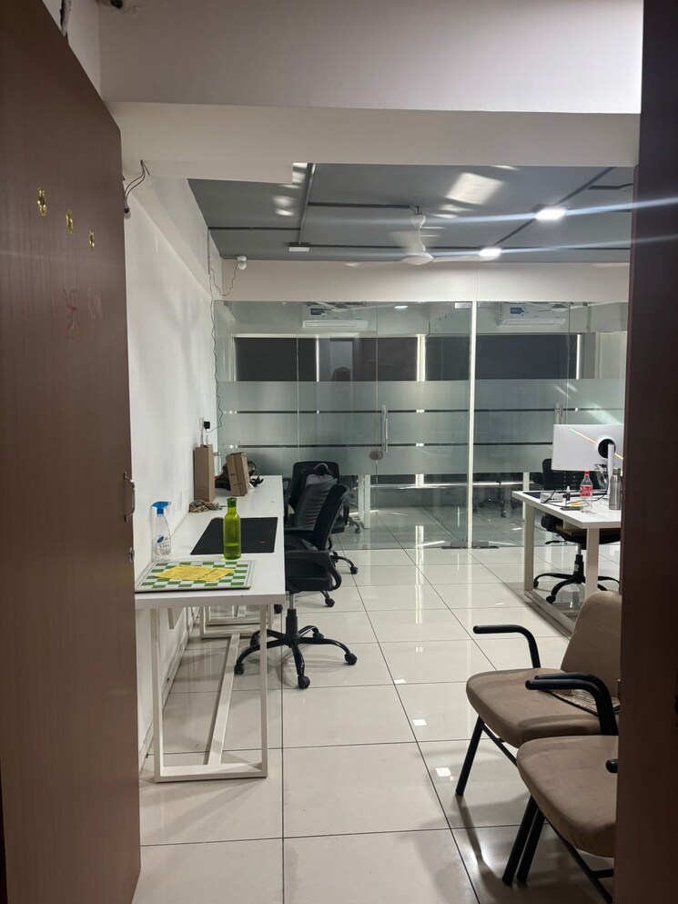 Team Area, shivam-trade-center Commercial Office Space 835 Sq.Ft. In Ambli Ahmedabad 9679440
