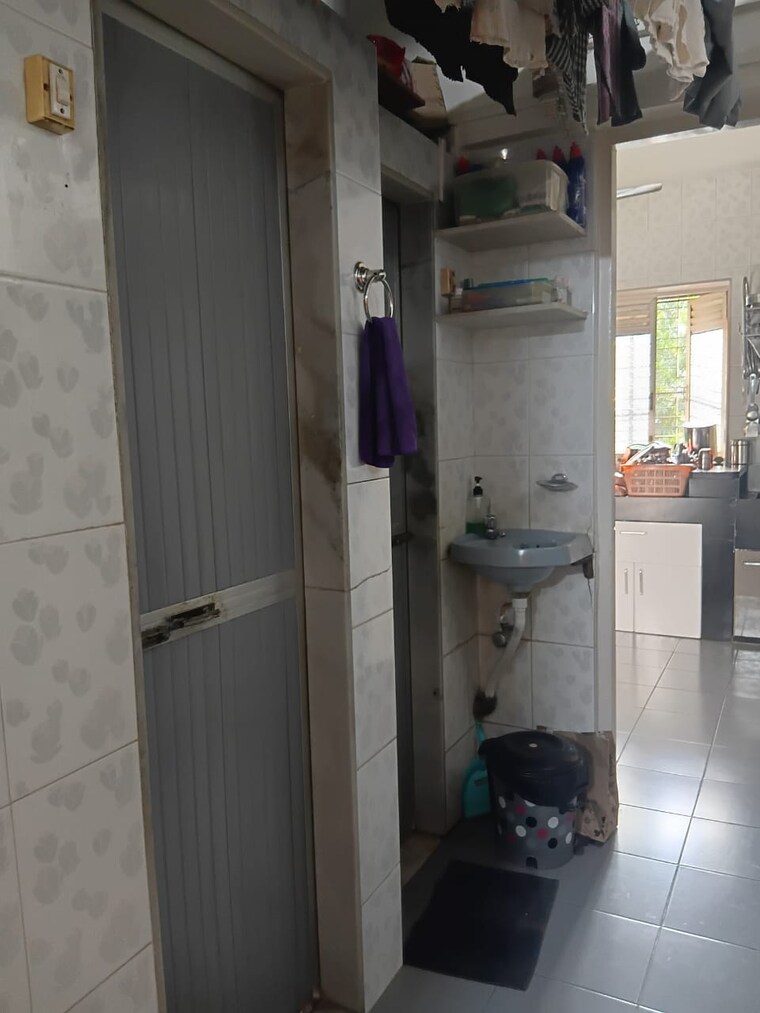 Bathroom, vile parle east 2 Bedroom 694 Sq.Ft. Builder Floor In Vile Parle East Mumbai 9679442