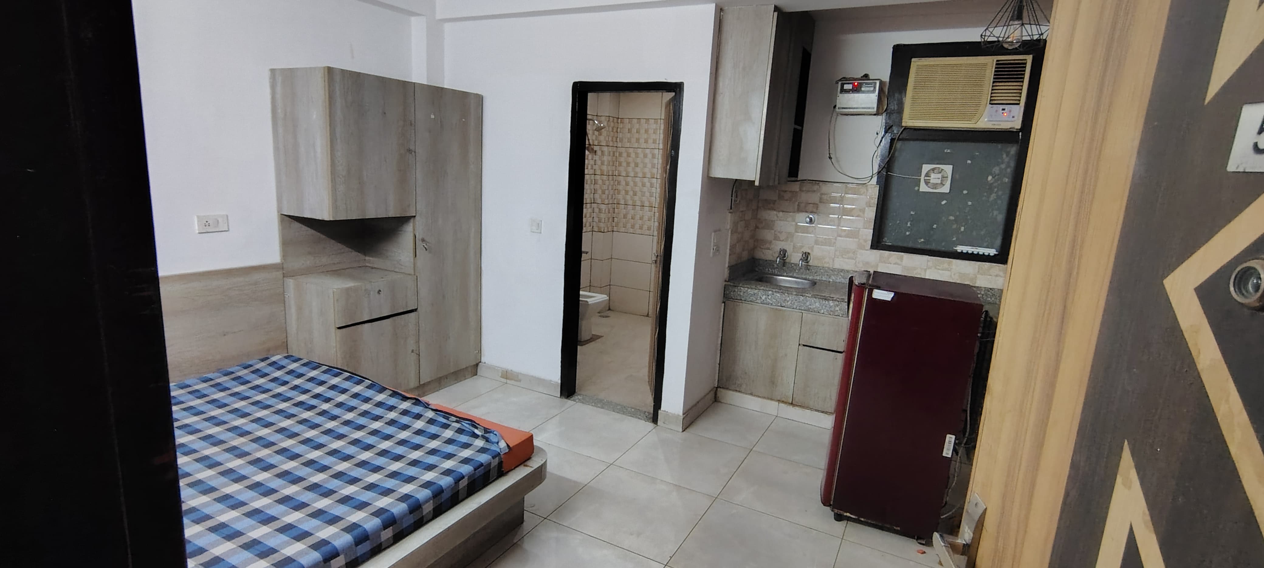 1 RkBuilder Floor For Rent in DLF City Phase III