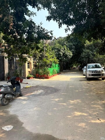 Parking in 1.5 BHK Builder Floor at DLF City Phase III, Sector 24 – for Rent