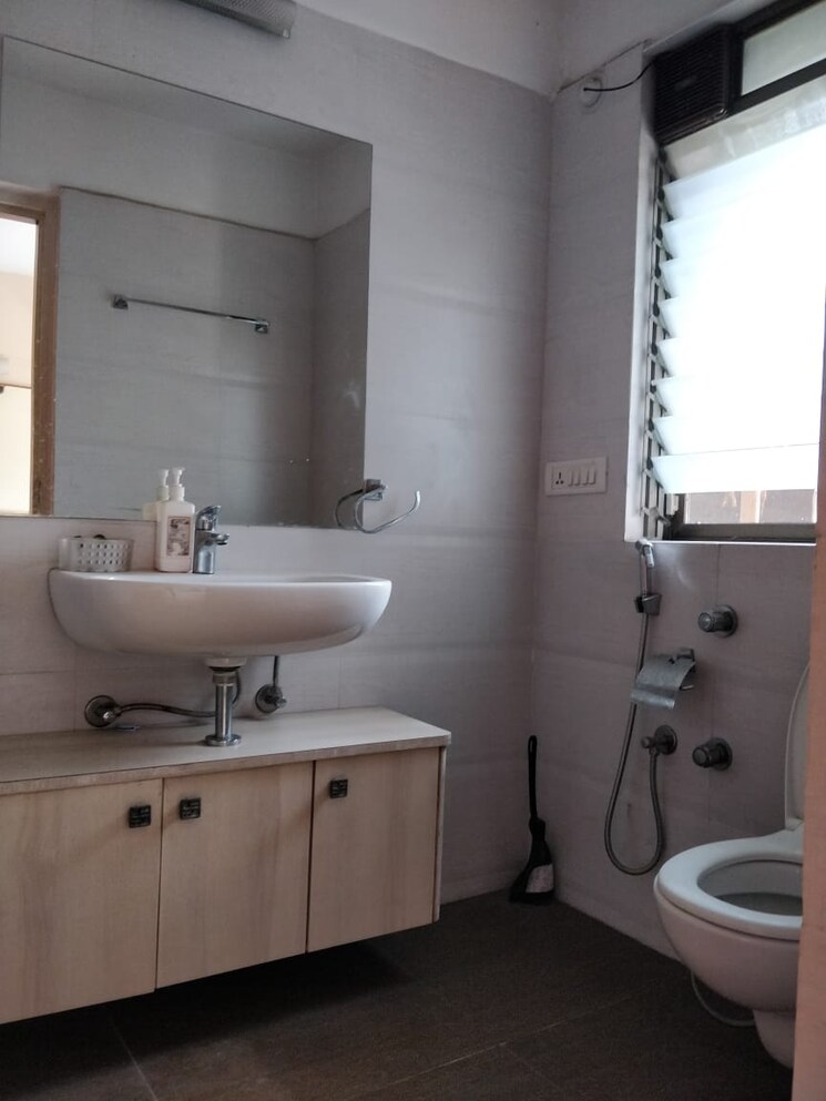Bathroom, hiranandani-garden-eden-4 3 Bedroom 1725 Sq.Ft. Apartment In Powai Mumbai 9679607