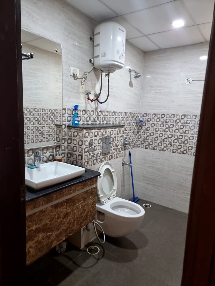 Bathroom, mi-rustle-court 3.5 Bedroom 1850 Sq.Ft. Apartment In Gomti Nagar Lucknow 9679865