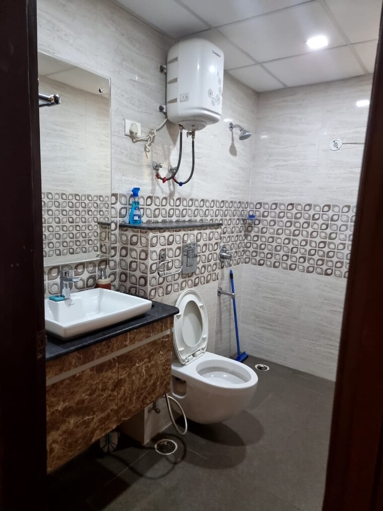 Bathroom, mi-rustle-court 3.5 Bedroom 1850 Sq.Ft. Apartment In Gomti Nagar Lucknow 9679865