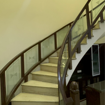 Staircase in 6+ BHK Builder Floor at RWA Apartments Sector 61, Sector 61 – for Sale