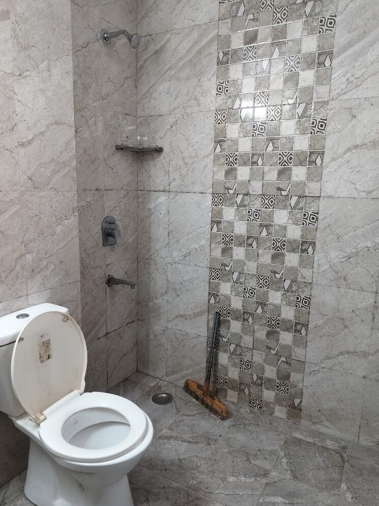 Bathroom, sushant-vyapaar-kendra 1 Bedroom 400 Sq.Ft. Builder Floor In Sector 43 Gurgaon 9680029