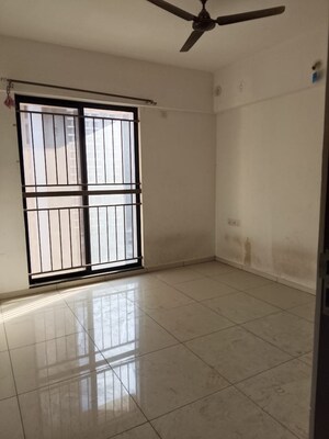 Room in 2 BHK Apartment at Pride World City Kingsbury, Charholi Budruk – for Rent