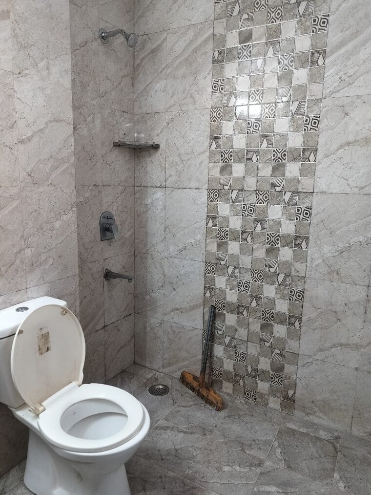 Bathroom, sushant-vyapaar-kendra 1 Bedroom 450 Sq.Ft. Builder Floor In Sector 43 Gurgaon 9680067
