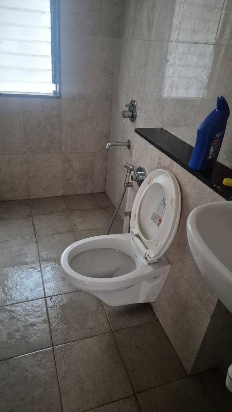 Bathroom, pride-world-city-kingsbury 3 Bedroom 929 Sq.Ft. Apartment In Charholi Budruk Pune 9680216