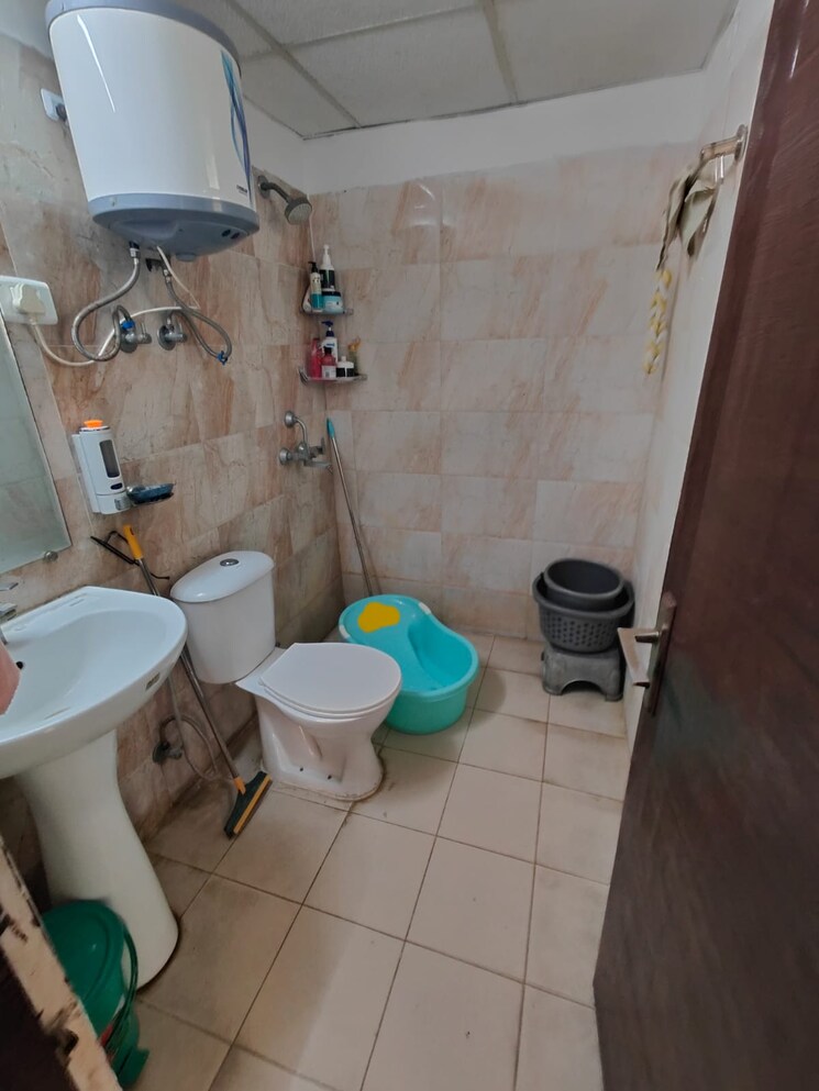 Bathroom, ajnara-le-garden 2.5 Bedroom 1140 Sq.Ft. Apartment In Sector 16b Greater Noida Greater Noida 9680206