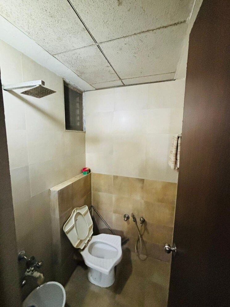 Bathroom, shree-sadan-vasna 2 Bedroom 677 Sq.Ft. Apartment In Vasna Ahmedabad 9680474
