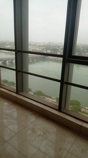 Room in  Office Space at Ashram Road – for Rent