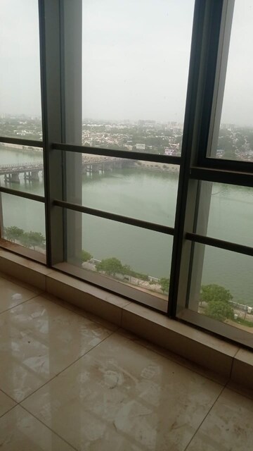 Room in  Office Space at Ashram Road – for Rent