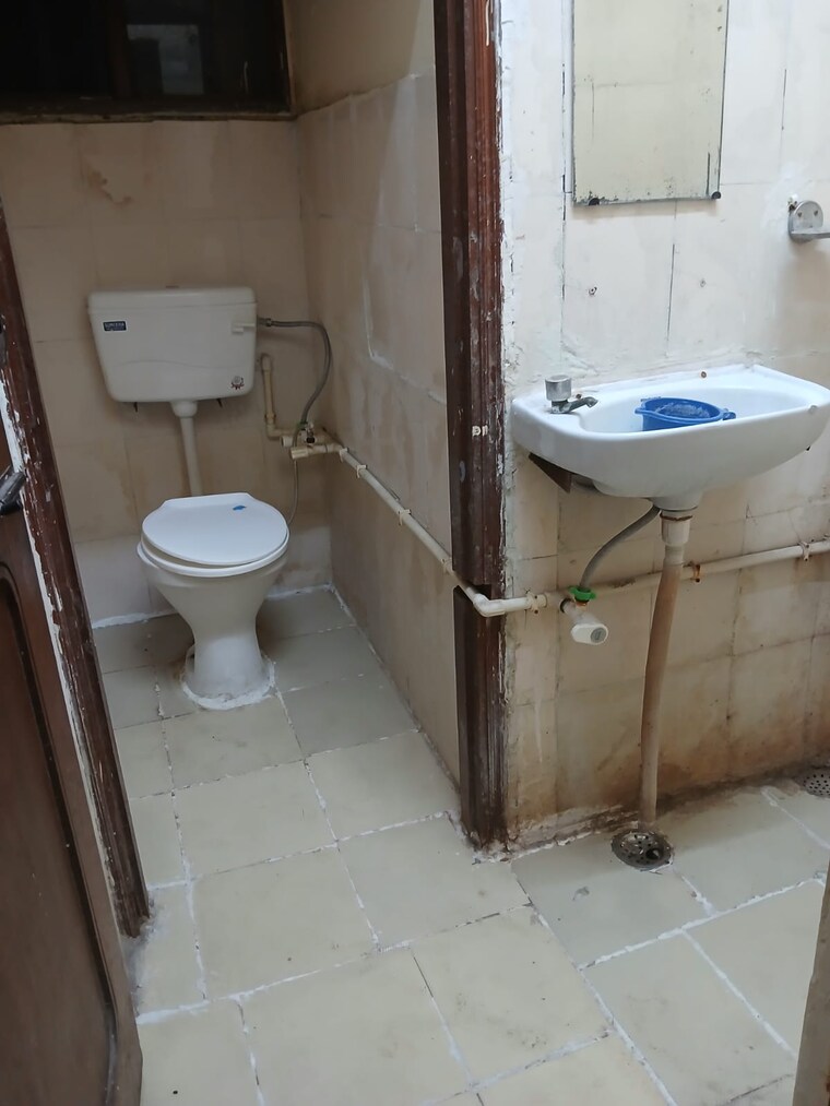 Bathroom, sector 51 3 Bedroom 1000 Sq.Ft. Independent House In Sector 51 Noida 9680425