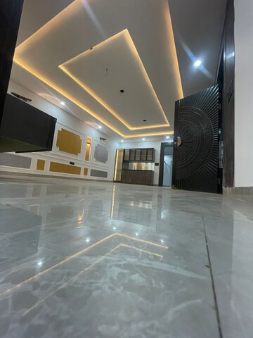 Room in 3 BHK Builder Floor at Sector 70 – for Rent