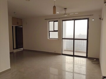 Room in 2 BHK Apartment at Unitech Uniworld Resorts-The Residences, Sector 33 – for Rent