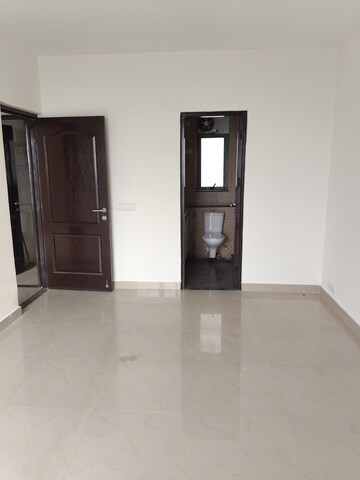 Room in 2 BHK Apartment at Unitech Uniworld Resorts-The Residences, Sector 33 – for Rent