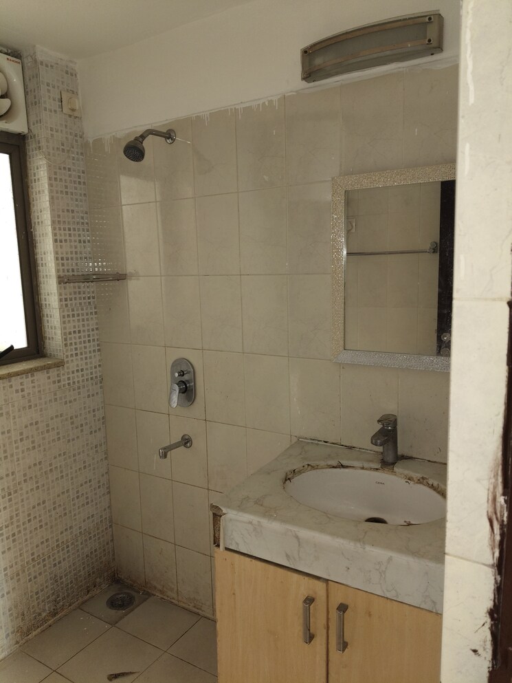 Bathroom, unitech-uniworld-resorts-the-residences 2 Bedroom 1150 Sq.Ft. Apartment In Sector 33 Gurgaon 9681024