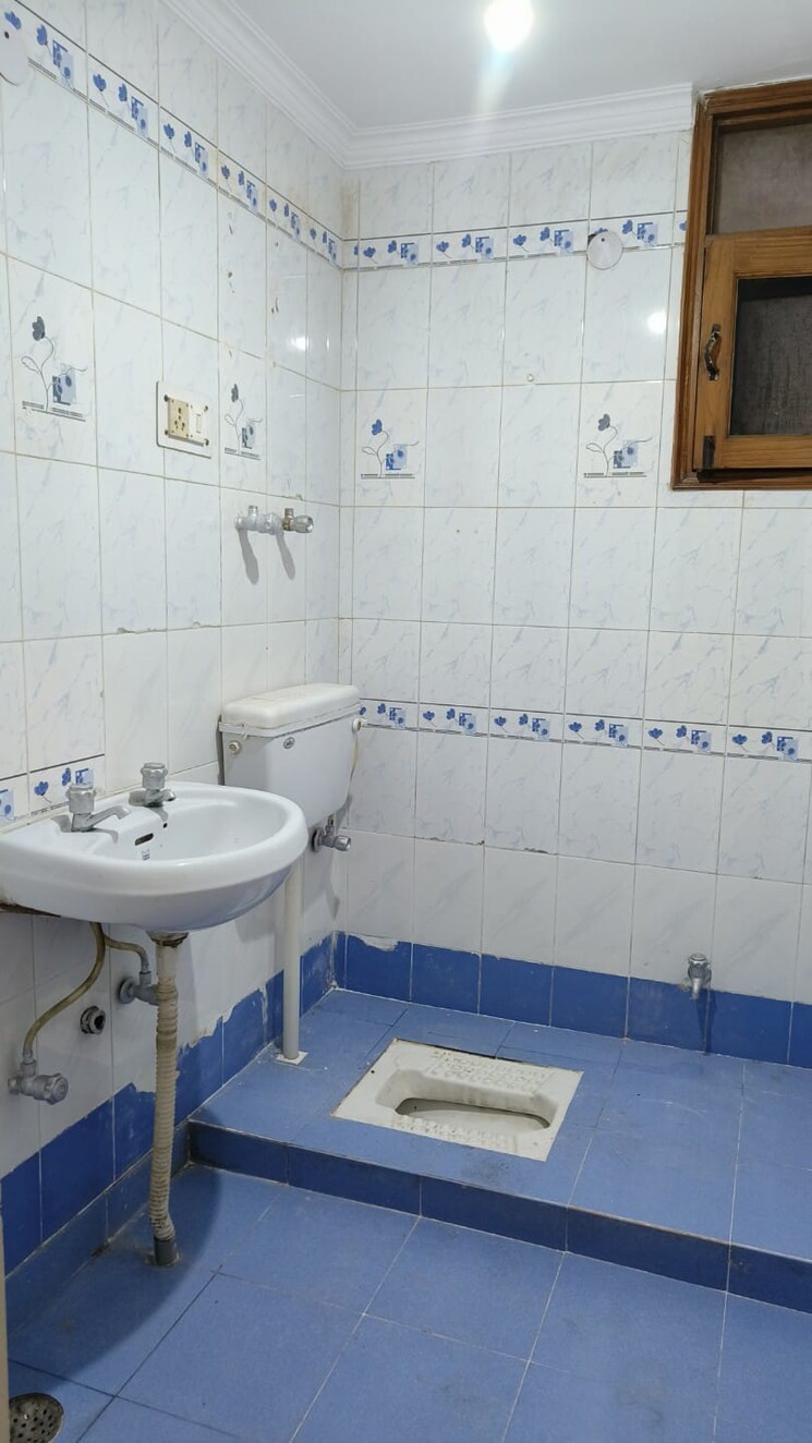 Bathroom, sector 10 dwarka 2 Bedroom 1310 Sq.Ft. Apartment In Sector 10 Dwarka Delhi 9680930