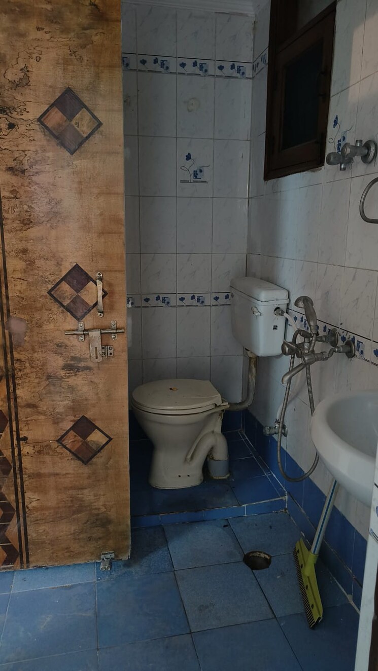 Attached Bathroom, sector 10 dwarka 2 Bedroom 1310 Sq.Ft. Apartment In Sector 10 Dwarka Delhi 9680930