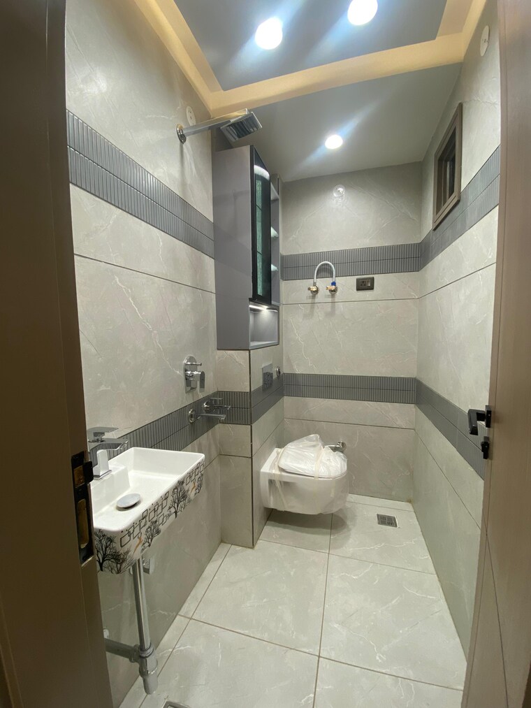 Bathroom, dwarka mor 4 Bedroom 130 Sq.Yd. Builder Floor In Dwarka Mor Delhi 9680978