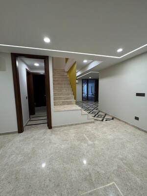 Room in 4 BHK Builder Floor at Kailash Colony – for Sale