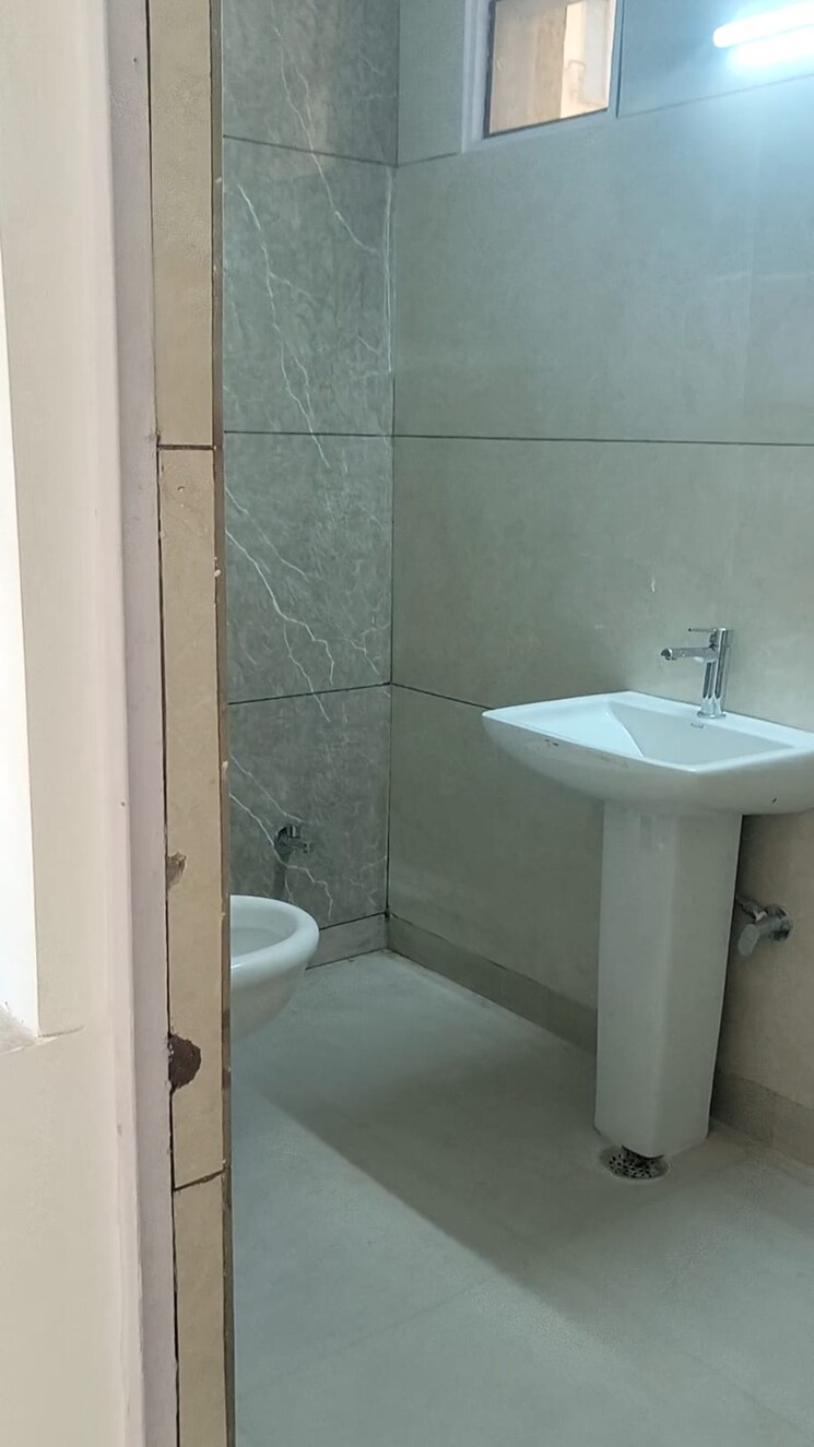 Bathroom, sector 12 dwarka 3 Bedroom 1600 Sq.Ft. Apartment In Sector 12 Dwarka Delhi 9681036