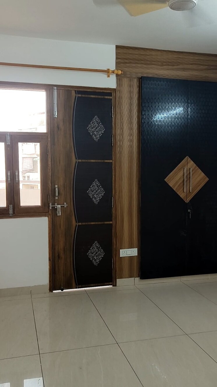 Room, sector 12 dwarka 3 Bedroom 1600 Sq.Ft. Apartment In Sector 12 Dwarka Delhi 9681036