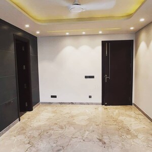 Room in 4 BHK Apartment at DLF The Belvedere Park, Sector 24 – for Sale