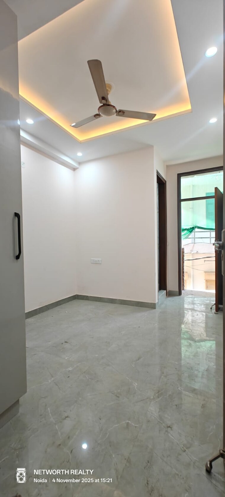 Room, sector 73 2 Bedroom 1000 Sq.Ft. Builder Floor In Sector 73 Noida 9681104