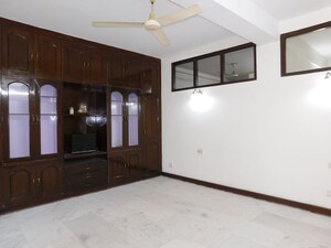 Room in 3 BHK Builder Floor at RWA Hauz Khas Block C 5, Hauz Khas – for Rent