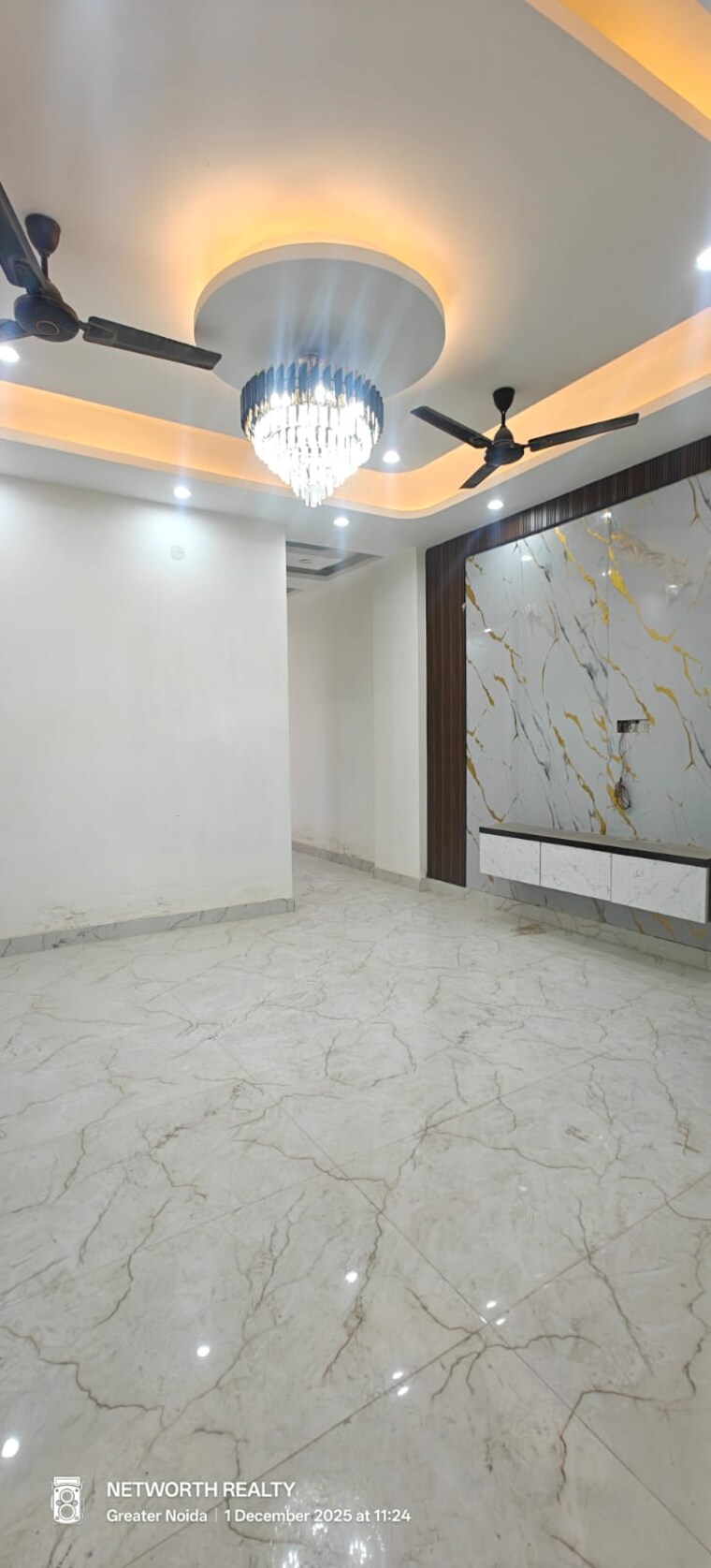 Room, sector 73 3 Bedroom 1450 Sq.Ft. Builder Floor In Sector 73 Noida 9681155