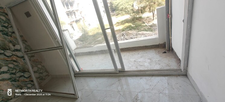 Balcony, sector 73 3 Bedroom 1450 Sq.Ft. Builder Floor In Sector 73 Noida 9681155