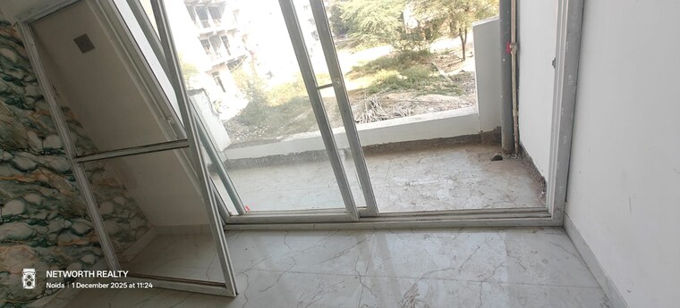 Balcony, sector 73 3 Bedroom 1450 Sq.Ft. Builder Floor In Sector 73 Noida 9681155
