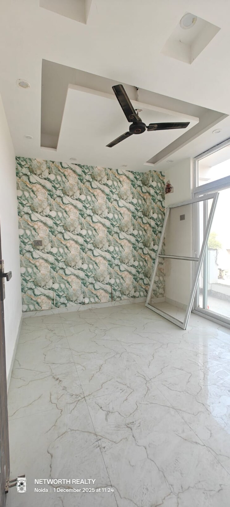 Room, sector 73 3 Bedroom 1450 Sq.Ft. Builder Floor In Sector 73 Noida 9681155