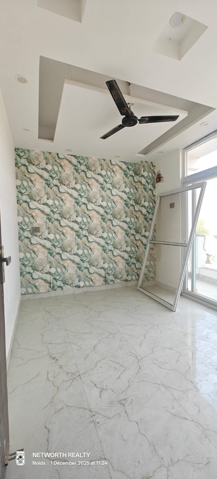 Room, sector 73 3 Bedroom 1450 Sq.Ft. Builder Floor In Sector 73 Noida 9681155