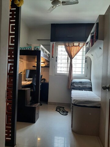 Room in 2.5 BHK Apartment at Amanora Trendy Homes, Hadapsar – for Rent