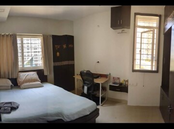 Room in 2.5 BHK Apartment at Amanora Trendy Homes, Hadapsar – for Rent