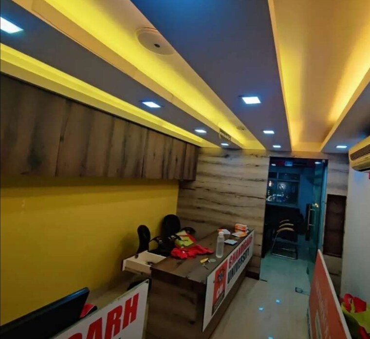 Team Area, hazratganj Commercial Office Space 350 Sq.Ft. In Hazratganj Lucknow 9681292