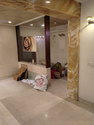 Living Room in 2.5 BHK Apartment at Mayur Vihar – for Rent