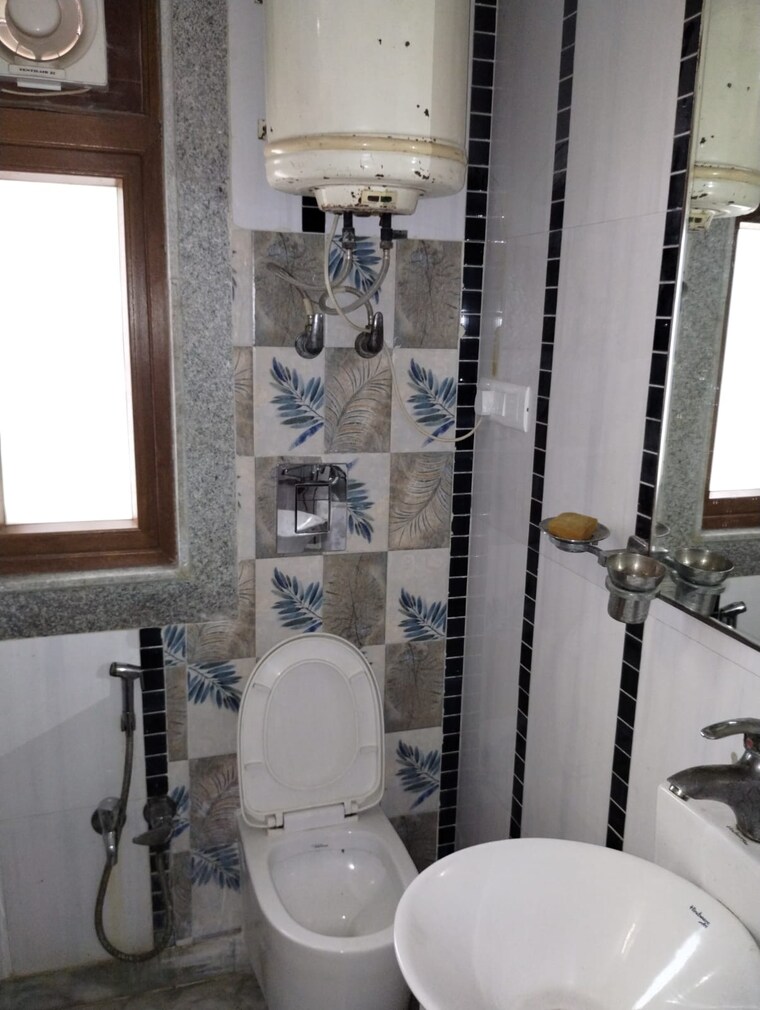 Bathroom, mayur vihar 2.5 Bedroom 1050 Sq.Ft. Apartment In Mayur Vihar Delhi 9681369