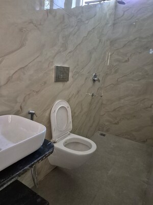 Attached Bathroom in 1.5 BHK Apartment at Mayur Vihar 1 – for Rent